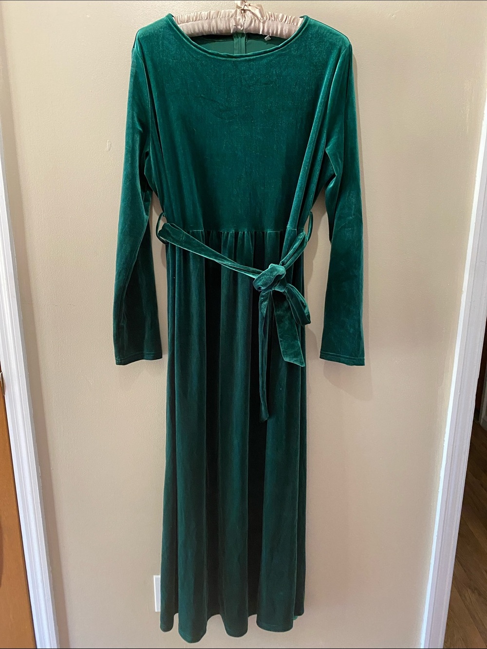 NWOT Elegant Emerald Green Velvet Long Sleeve Dress with Tie Waist